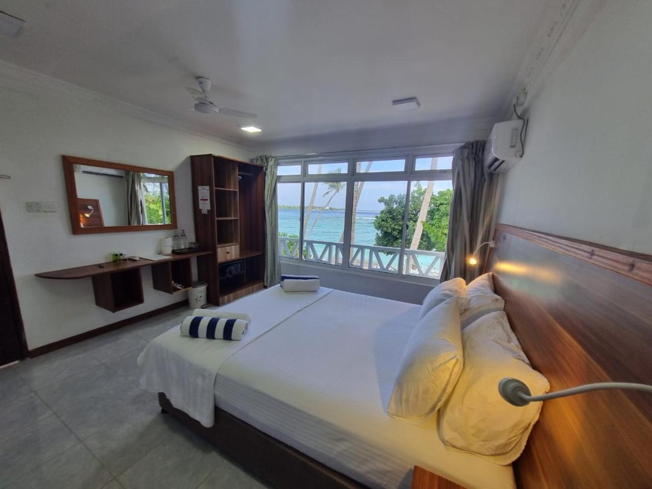 Batuta Maldives Surf View Hotel Thulusdhoo Exterior foto