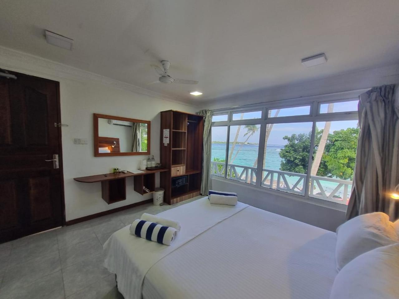 Batuta Maldives Surf View Hotel Thulusdhoo Exterior foto